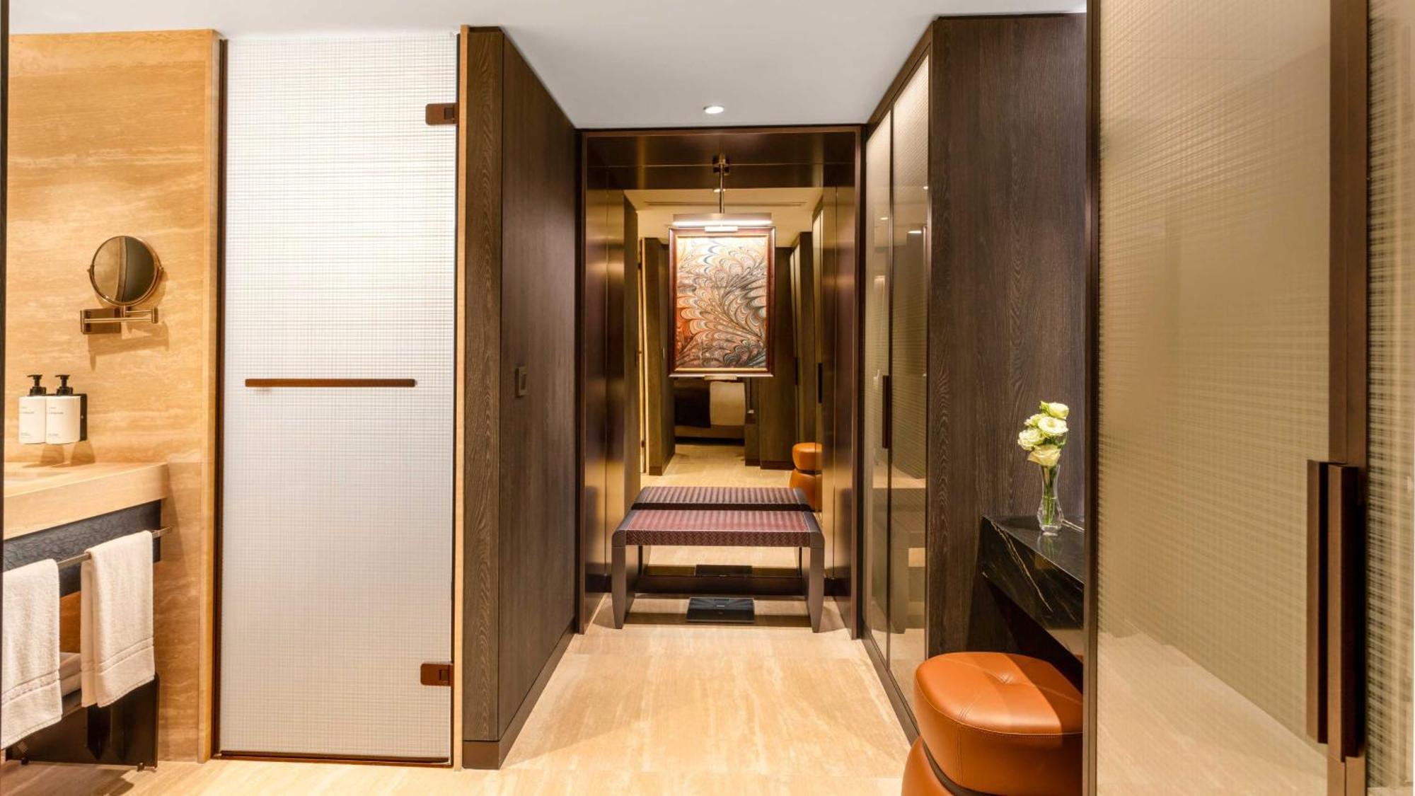 Intercontinental Istanbul By Ihg Hotell Eksteriør bilde A suite at The Ritz-Carlton, Hong Kong