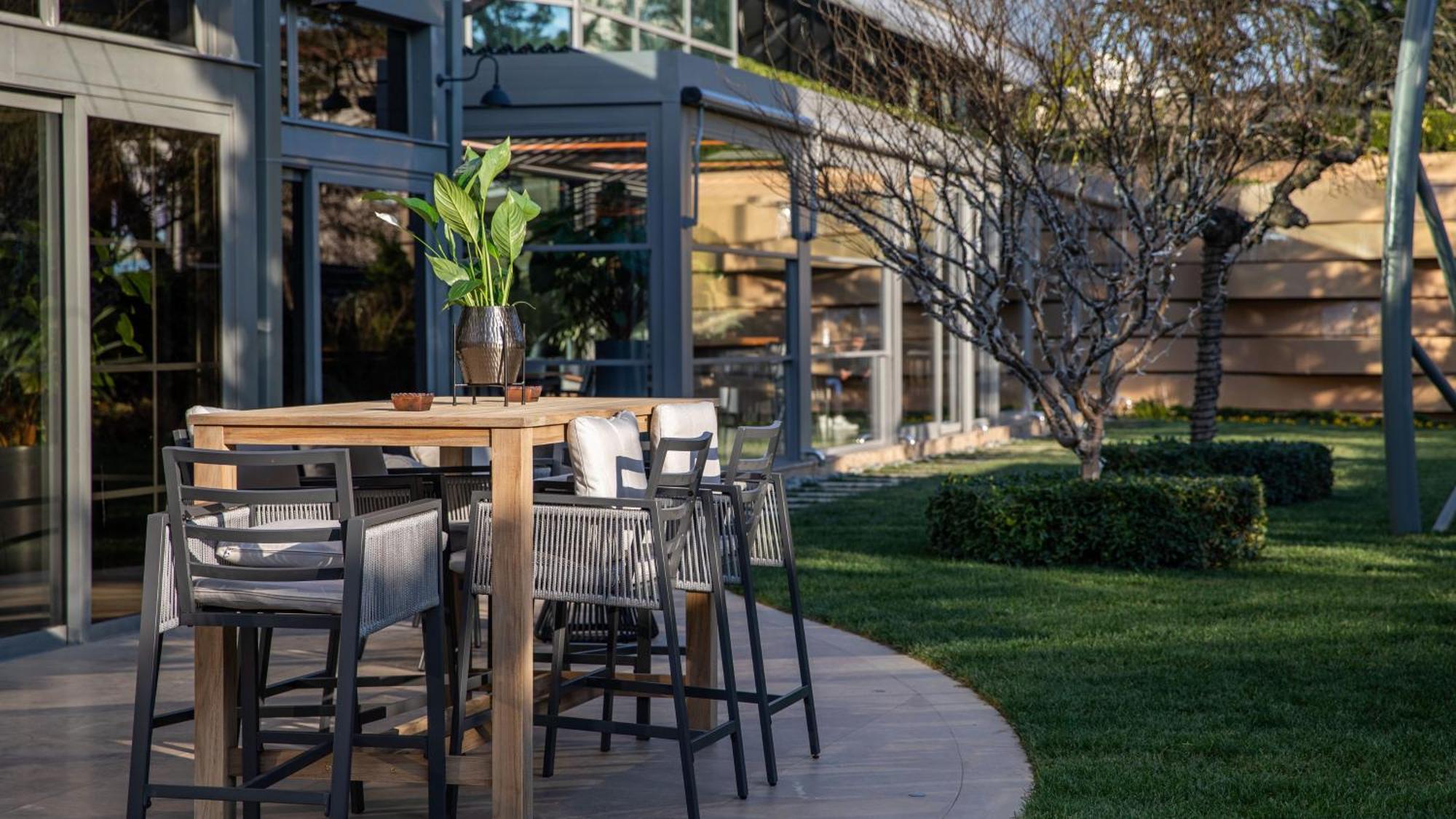 Intercontinental Istanbul By Ihg Hotell Eksteriør bilde The outdoor bar at the hotel