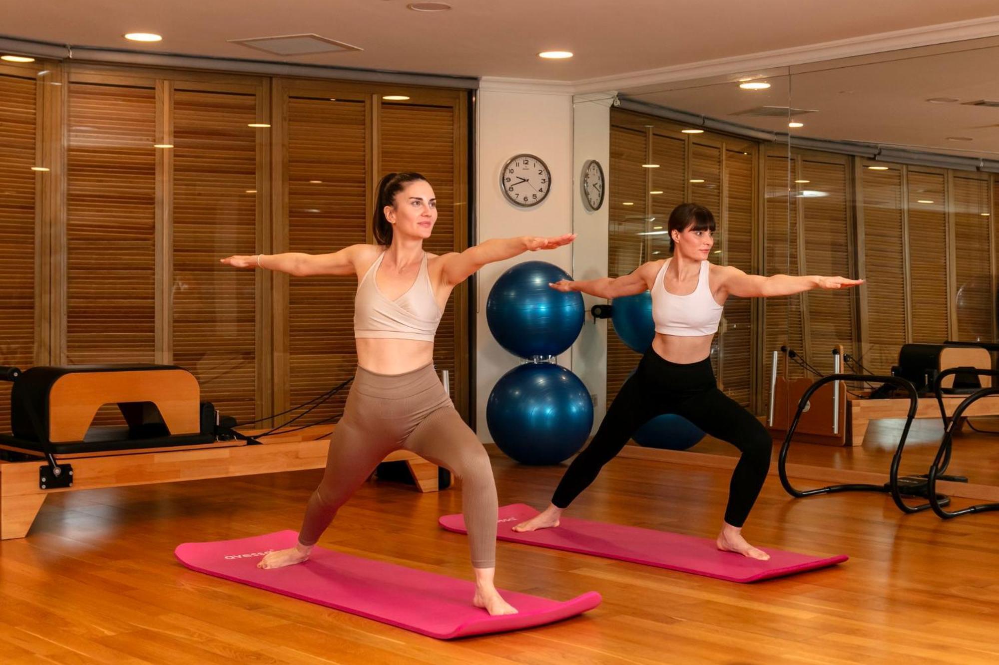 Intercontinental Istanbul By Ihg Hotell Eksteriør bilde Two women practicing yoga