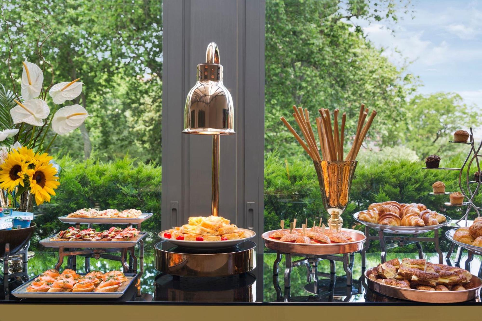 Intercontinental Istanbul By Ihg Hotell Eksteriør bilde A chafing dish